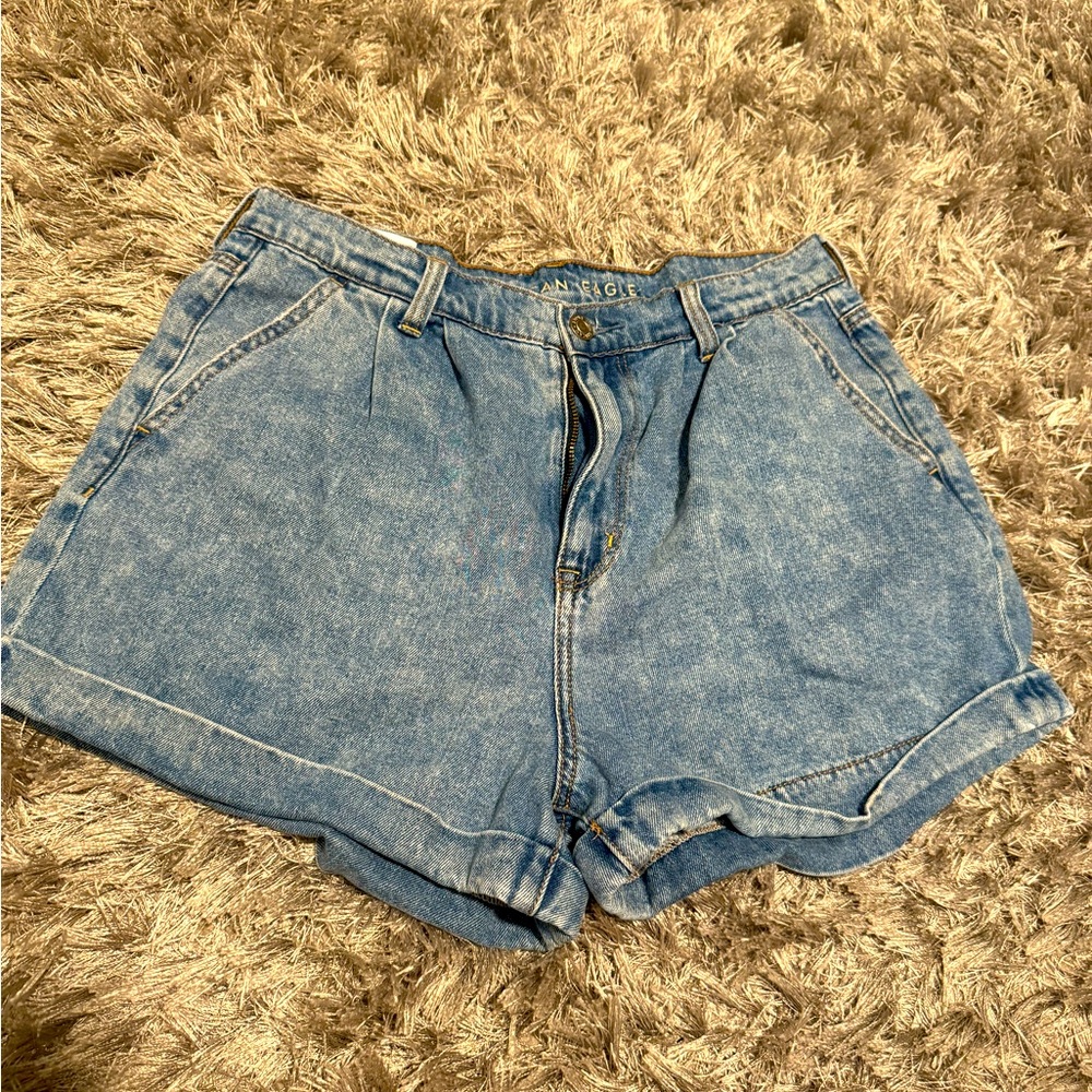 AMERICAN EAGLE Mom High Rise Blue Denim Cuffed jean shorts Women’s size 8